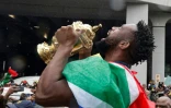 Le capitaine sud-africain Siya Kolisi présente le trophée Webb-Ellis aux supporters venus accueillir les champions du monde de rugby à l'aéroport de Johannesburg le 31 octobre 2023
