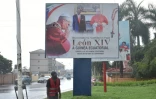 Une affiche du pape Léon XIV (g et d) et du président Teodoro Obiang (c) à Malabo, le 15 avril 2026, avant la visite du pape en Guinée équatoriale