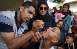 Un soignant administre le vaccin contre la polio à un enfant palestinien à Zawayda, dans le centre de la bande de Gaza, le 1er septembre 2024