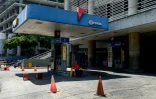 Une station service fermée en raison d'une panne de courant à Caracas, le 25 mars 2019