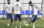 L'attaquant vedette de l'Argentine Lionel Messi (d) contrôle le ballon lors d'une séance d'entraînement à Bronnitsy, le 25 juin 2018 