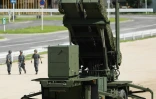 Des militaires japonais à côté d'un intercepteur de missiles à Kaita au Japon le 12 août 2017
