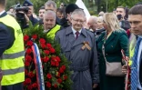 L'ambassadeur de Russie en Pologne Sergueï Andreïev (c) dépose une gerbe de fleurs au mausolée des soldats soviétiques à Varsovie, le 9 mai 2025 en Pologne