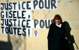 Gisèle Pelicot posant à côté d'un collage féministe mural "Justice pour Gisele, justice pour toutes les femmes", lors du procès pour viols en série de son ancien compagnon Dominique Pelicot, à Avignon (Vaucluse), le 10 décembre 2024