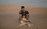 Ahmed Maham et son chien husky sibérien Kayo à Nouakchott, en Mauritanie, le 28 septembre 2024