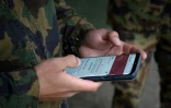 Un soldat suisse apprend à utiliser sur son smartphone une application de traçage Bluetooth pour lutter contre l'épidémie de coronavirus, le 30 avril 2020 à la caserne de Chamblon