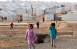 Des petites filles devant le camp d'Azrak, au nord d'Amman, qui accueille 54.000 réfugiés syriens, le 30 janvier 2016 en Jordanie
