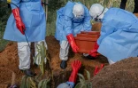 Des volontaires déposent le cercueil d’un enfant de 3 ans, présumé mort d'Ebola, lors de ses funérailles dans un cimetière de Bunia, le 11 juin 2026 en RDC