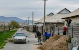 Des maisons en construction pour accueillir des déplacés climatiques, dans le district de Khourosson, le 26 mars 2024 au Tadjikistan