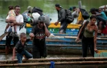 Des migrants arrivent en pirogue au village de Bajo Chiquito, dans la province du Darien, le 22 août 2021 au Panama