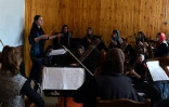 Negina Khpalwak chef d'orchestre de "Zhora"  le premier orchestre 100% féminin d'Afghanistan, et ses musiciennes le 8 janvier 2017 en répétition à l'Institut national de musique à Kaboul