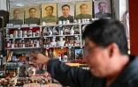 Un vendeur proposant des représentations de Mao Zedong et d'autres leaders chinois dans une boutique de Sazhai, dans la province du Shanxi, le 19 août 2026 dans le nord de la Chine