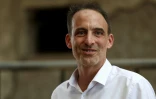 L'eurodéputé et patron de Place publique Raphaël Glucksmann le 14 juillet 2026 à Bruges, près de Bordeaux, dans le sud-ouest de la France