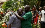 Des personnes en deuil rassemblées devant la résidence officielle du leader de l'opposition kenyane Raila Odinga dans le quartier Karen de Nairobi, le 15 octobre 2025, après son décès en Inde