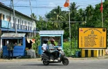 Des habitants dans une rue de Campbell Bay sur l'île de Grande Nicobar, dans l'archipel indien des Andaman-et-Nicobar, le 28 mars 2026 