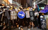 Des manifestants prodémocratie muniss de boucliers bricolés avec des panneaux de signalisation ou des skateboard, le 28 juillet 2019 à Hong Kong 