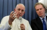 Le pape François (G), à côté du chef du service de presse du Vatican, Greg Burke, parle aux journalistes dans l'avion qui le ramène de Dublin le 26 août 2018