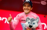 L'Equatorien Richard Carapaz, maillot rose du Giro, sur le podium au terme la 17e étape, le 29 mai 2019 à Anterselva (Italie)