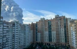 De la fumée s'élève au-dessus de batiments résidentiels de Saint-Pétersbourg, en Russie, le 24 juillet 2026