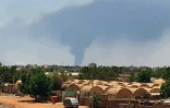 De la fumée au-dessus de Khartoum pendant des combats entre l'armée et les paramilitaires, le 10 mai 2023 au Soudan