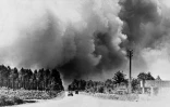 Photo prise le 22 août 1949 du gigantesque incendie dans le massif forestier des Landes de Gascogne qui fit 82 morts en Gironde
