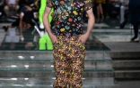 Un modèle au défilé Versace à Milan, le 16 juin 2018