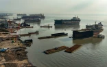 Vue aérienne d'un chantier de démolition navale géré par l'entreprise PHP Ship Breaking & Recycling Industries dans la ville portuaire de Chittagong, dans le sud du Bangladesh, le 18 février 2025