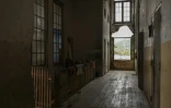 Le couloir d'un bâtiment de la roca Agostinho Neto, à Sao-Tomé-et-Principe, le 10 août 2026