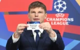 L'ancien international russe Andrey Arshavin présente la boule de Manchester United lors du premier tirage au sort des huitièmes de finale de la Ligue des champions le 13 décembre 2021 au siège de l'UEFA à Nyon, en Suisse