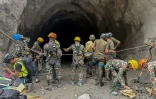 Photo diffusée par l'armée népalaise le 31 août 2026 montrant des militaires menant une opération de recherche et de sauvetage sur le site d'un tunnel du projet hydroélectrique de Rasuwagadhi, dans le district de Rasuwa, au Népal