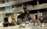 Une pelleteuse dégage la voiture piégée utilisée dans l'attenat contre l'ambassade américaine, le 7 août 1998 à Nairobi, au Kenya