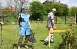 L'Ukrainienne Anastasia Mintchoukova apprend le déminage près de Peja, au Kosovo, le 25 avril 2022