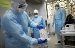 Des scientifiques avec des échantillons à tester dans la laboratoire de l'hôpital Point G à Bamako, au Mali, le 19 mars 2020