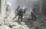 Un blessé évacué des décombres après les bombardements le 29 avril 2016 à Alep