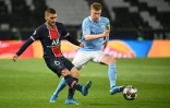 Le milieu italien du PSG Marco Verratti (g) devant le milieu belge de Manchester City Kevin De Bruyne en demi-finale de Ligue des champions, le 28 avril 2021 au Parc des Princes