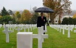Le président Donald Trump rend hommage aux soldats américains morts lors de la Première Guerre mondiale, au cimetière américain de Suresnes, près de Paris, le 11 novembre 2018