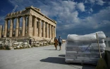 Des sacs de béton près du Parthénon, le 4 juin 2021 à Athènes