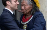 Le chef indigène Raoni Metuktire (d) reçu par le président français Emmanuel Macron à l'Elysée, le 16 mai 2019 à Paris