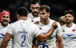 L'ailier français Damien Penaud (c) félicité par ses coéquipiers après son essai contre l'Ecosse, le 12 août 2023 à Saint-Etienne  