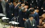 Le Premier ministre Shinzo Abe observe une minute de silence lors d'une séance parlmentaire à Tokyo à la mémoire des victimes du tremblement de terre de Kumamoto, le 18 avril 2016