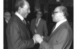 Le président égyptien Anouar el-Sadate et le Premier ministre israélien Menahem Begin se serrent la main, le 20 novembre 1977 à Jérusalem