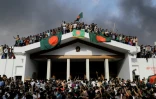 Les manifestants antigouvernement prennent d'assaut le palais de la Première ministre Sheikh Hasina en fuite, à Dacca, au Bangladesh, le 5 août 2024