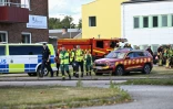 Des policiers et des équipes de secours sur les lieux où un agresseur armé d'une épée a blessé plusieurs personnes dans un lycée à Fagersta, dans le centre de la Suède, le 21 août 2026