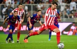 L'attaquant de l'Atlético Madrid Alvaro Morata marque un penalty contre le Barça en demi-finale de la Supercoupe d'Espagne, le 9 janvier 2020 à Jeddah (Arabie Saoudite)