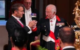 Le président français Emmanuel Macron (g) et le roi Charles III trinquent lors d'un dîner d'Etat au château de Windsor, à l'ouest de Londres, le 8 juillet 2025 