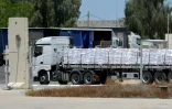 Un camion transportant de l'aide entre dans la bande de Gaza depuis le point de passage israélien de Kerem Shalom, le 20 mai 2025, sur fond de guerre Israël et le mouvement palestinien armé Hamas