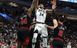 Giannis Antetokounmpo, des Milwaukee Bucks, est victime d'une faute de Patrick Williams, des Chicago Bulls, lors du deuxième match du premier tour des play-offs de la Conférence Est, au Fiserv Forum, le 20 avril 2022, à Milwaukee (Wisconsin)