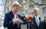 Le secrétaire d'Etat américain John Kerry (g) et l'émissaire de l'ONU pour la Syrie Staffan de Mistura, à Genève le 2 mai 2016