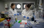 La toxicologiste belge Laura Pirard, à droite, et la toxicologiste finoise Heli Routti, à gauche, à bord du navire brise-glace Kronprins Haakon à Longyearbyen, en Norvège, le 6 avril 2025