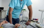 Le Dr Emmanuel Cauchy effectue des tests médicaux à Chamonix, le 17 avril 2013